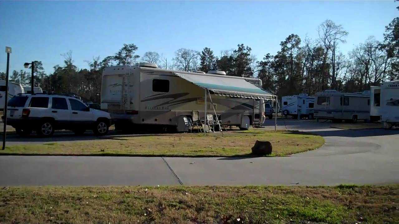 FOREST RETREAT RV PARK parking lot with parked rvs
