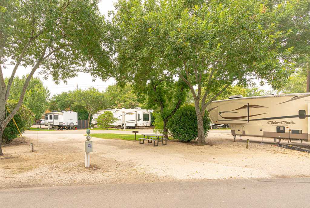 FOREST RETREAT RV PARK parking lot with parked rvs