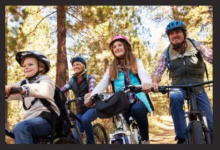 4 family members cycling in the woods