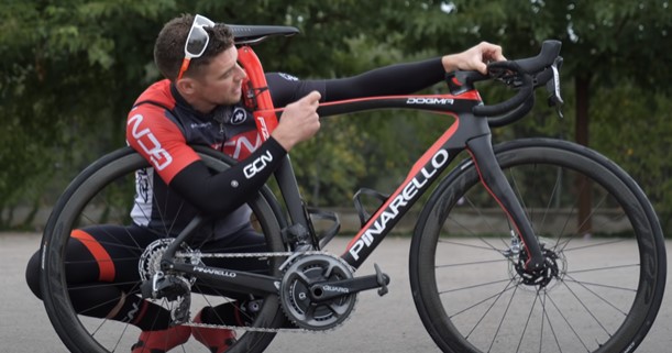 guy showing top tube length